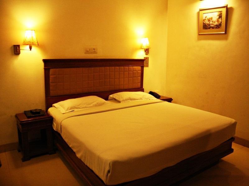 Hotel Pooja Palace New Delhi Exteriör bild