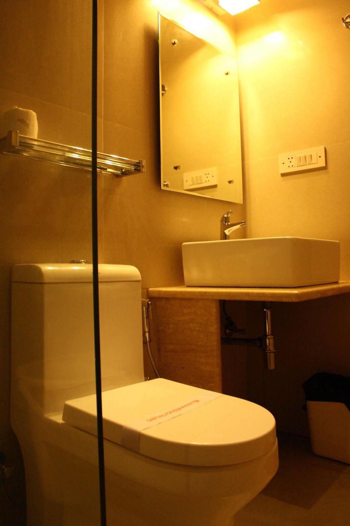 Hotel Pooja Palace New Delhi Exteriör bild