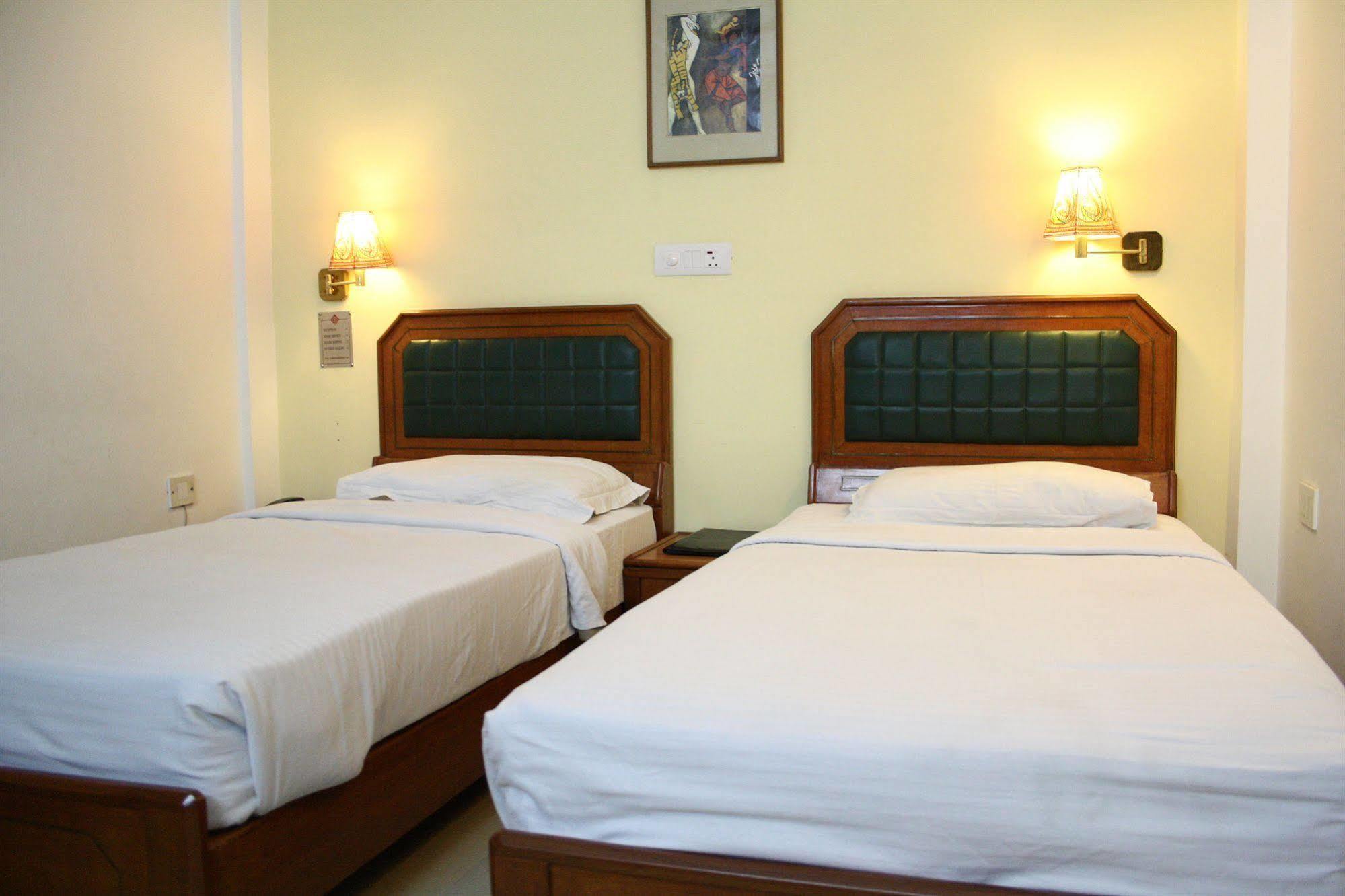 Hotel Pooja Palace New Delhi Exteriör bild
