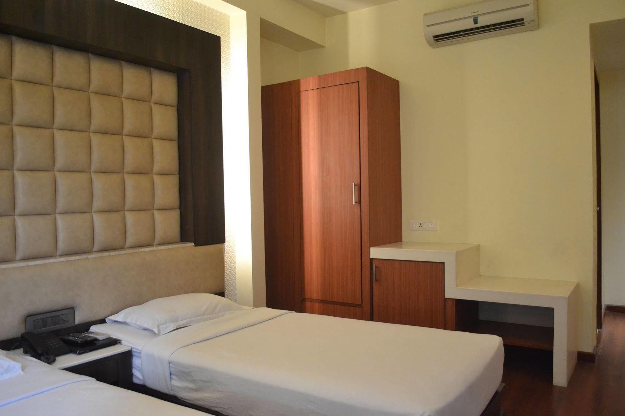 Hotel Pooja Palace New Delhi Exteriör bild