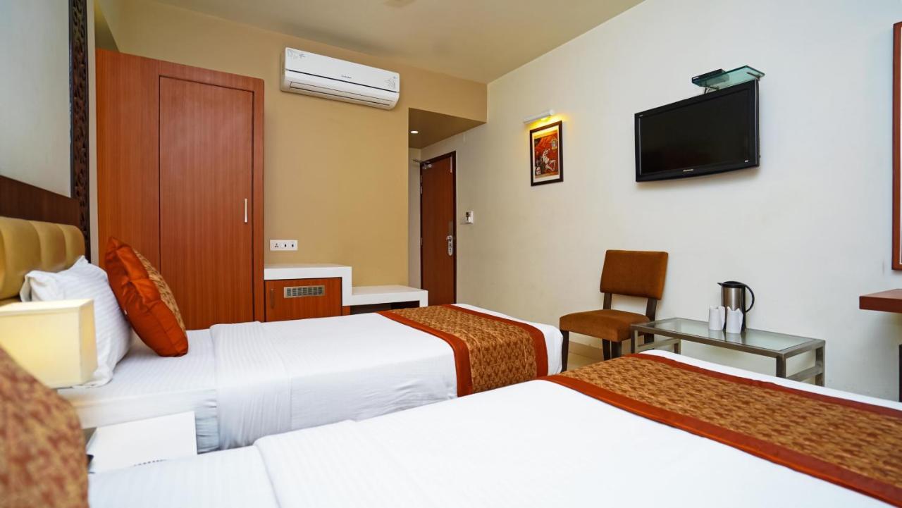 Hotel Pooja Palace New Delhi Exteriör bild